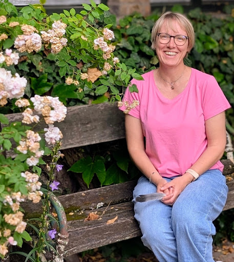 Peggy Starick auf einer Bank mit Feder
